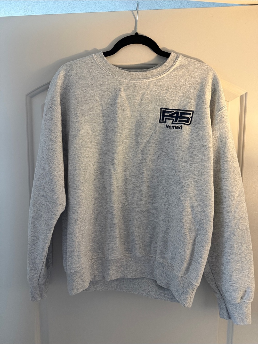 F45 Nomad Crewneck Sweatshirt - Light Gray